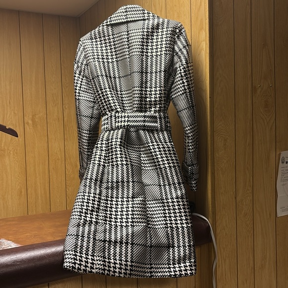 NWT -  3/4 Formal
Coat. Fits 8-10 w/curves. Tie Belt,Notched  Collar,Vented hem - Picture 2 of 8